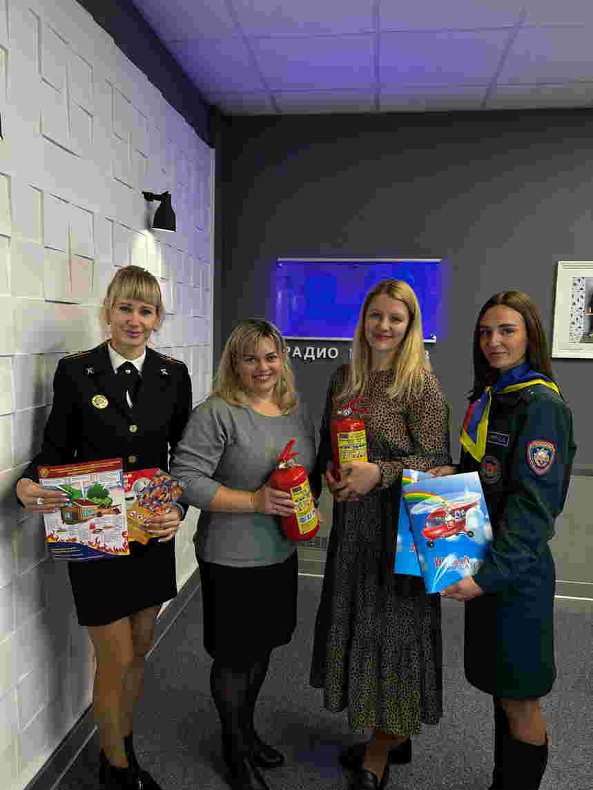 Накануне  сотрудники нашего учреждения образования  приняли участие в викторине проводимой радио Могилев и Могилевским городским управлением МЧС и получили памятные призы